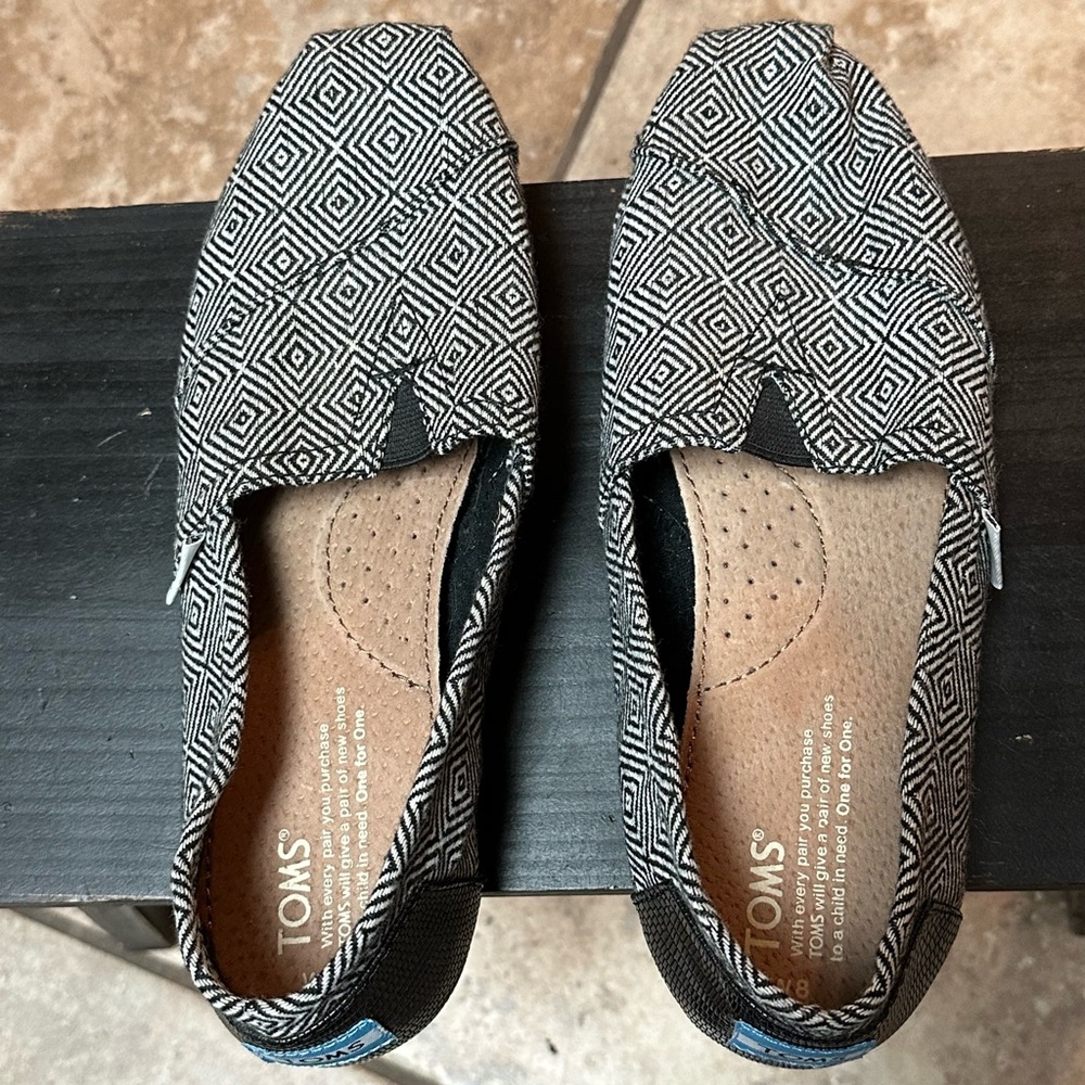TOMS size 8